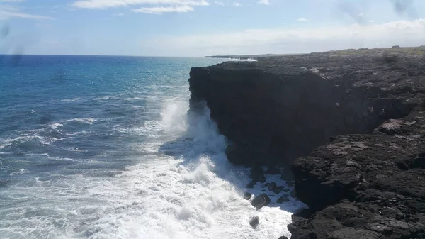 Una Vista Fascinante Las Olas Salpicando Rebotando Acantilado Rocoso Verano — Foto de Stock