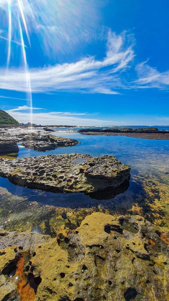 Hermosa Playa Rocosa Tiempo Soleado — Foto de Stock