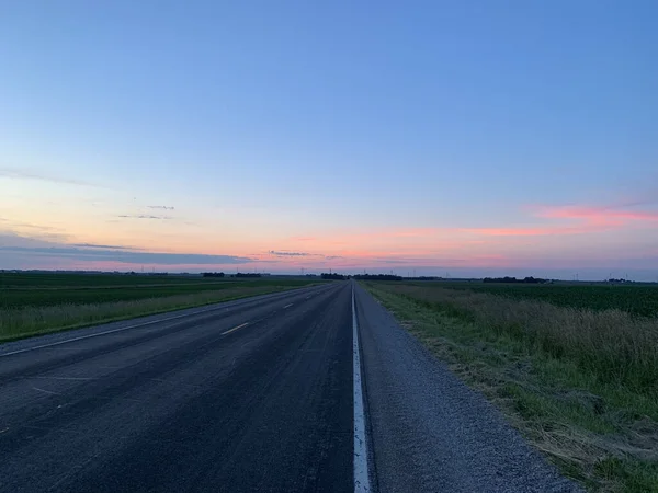 Eine Schöne Aufnahme Einer Straße Durch Eine Wiese Bei Sonnenuntergang — Stockfoto