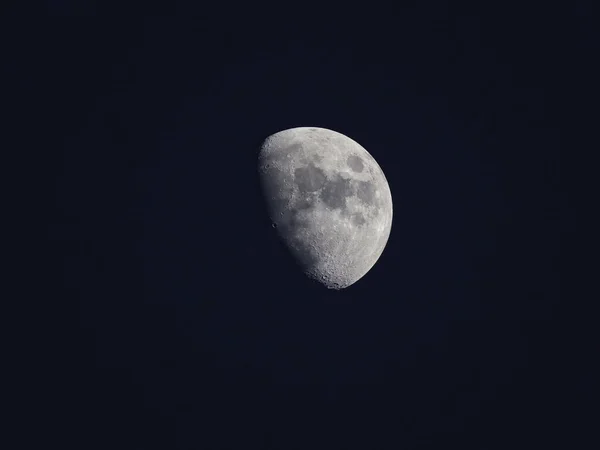 Primer Plano Hermosa Luna Oscuro Cielo Nocturno —  Fotos de Stock