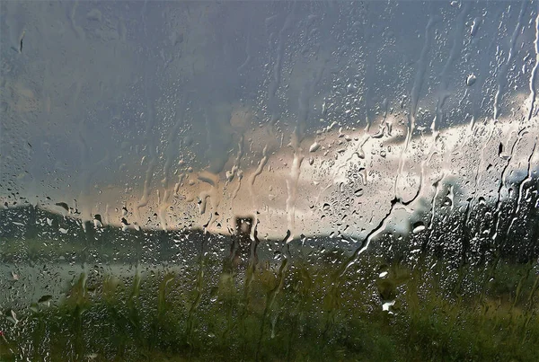 Widok Krajobrazu Okna Pokrytego Kroplami Deszczu — Zdjęcie stockowe