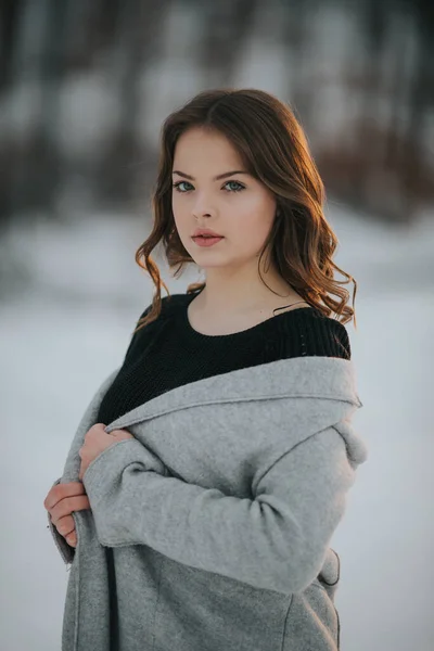 Una Joven Mujer Caucásica Con Abrigo Gris Posando Parque Invierno —  Fotos de Stock