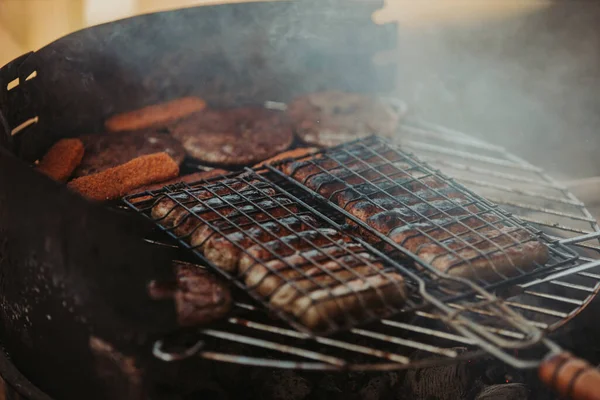 Eine Nahaufnahme Von Würstchen Nuggets Und Hackbroten Auf Dem Grill — Stockfoto