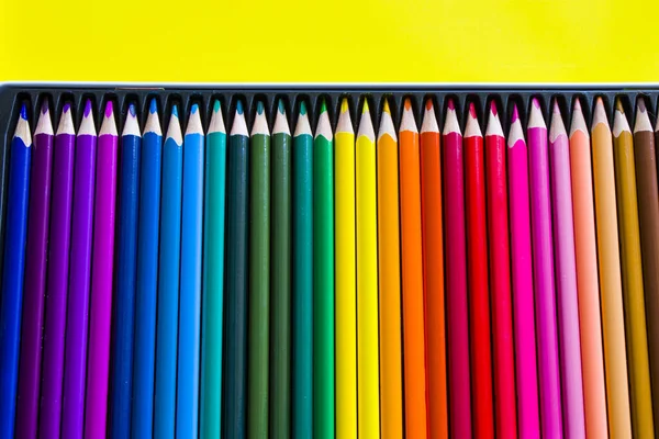 Uma Vista Superior Lápis Colorido Definido Recipiente Uma Superfície Amarela — Fotografia de Stock