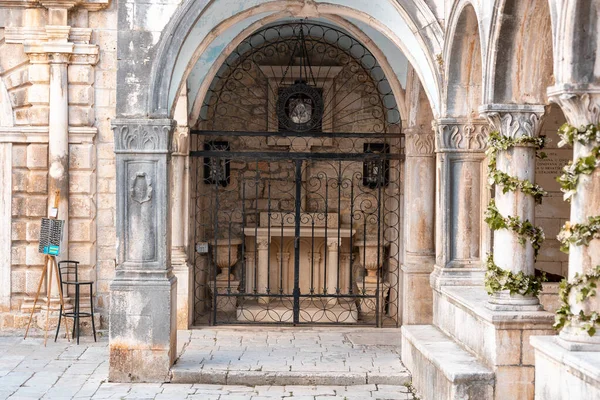 Dışarıda Sütunları Olan Bir Kilise Sunağının Yakın Çekimi — Stok fotoğraf