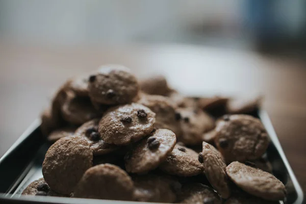 Enfoque Selectivo Galletas Chispas Chocolate Recién Horneadas Una Bandeja Metal —  Fotos de Stock