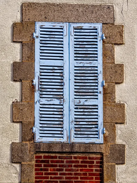 法国老旧立面上的一个闭合百叶窗的垂直截图 — 图库照片