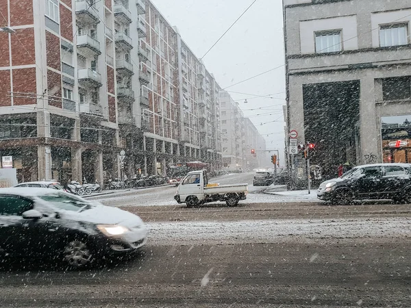 意大利博洛尼亚 博洛尼亚 2019年12月13日 多辆汽车在雪地的街道上朝着不同的方向行驶 — 图库照片
