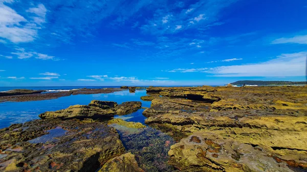 Güzel Mavi Gökyüzünün Altındaki Kayalık Sahil — Stok fotoğraf