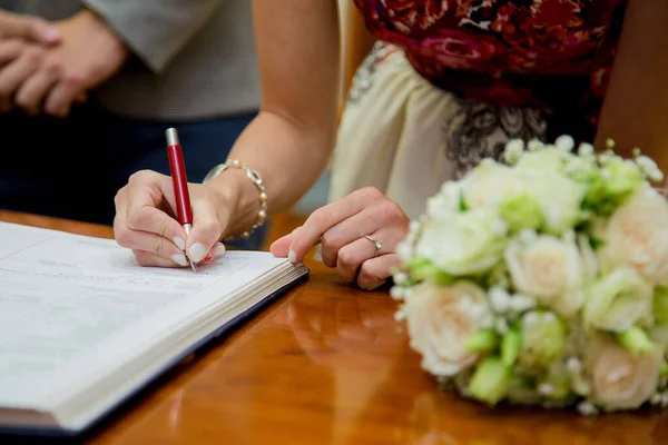 Närbild Bild Ett Par Med Bukett Underteckna Ett Äktenskap Kontrakt — Stockfoto