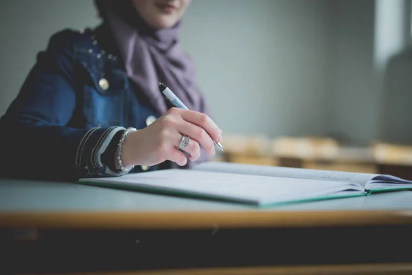 Bir Kızın Eline Kalem Tutarken Defterine Alırken Yakın Plan Bir — Stok fotoğraf