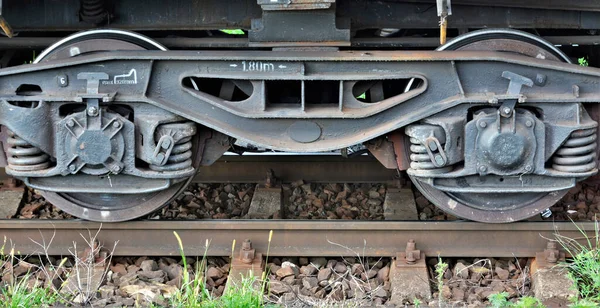 Güneşli Bir Günde Eski Tren Tekerleklerinin Yakın Çekimi — Stok fotoğraf