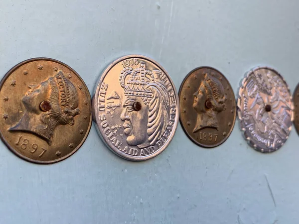 Primer Plano Monedas Vintage Medallones Clavados Una Pared Bisbee Arizona —  Fotos de Stock