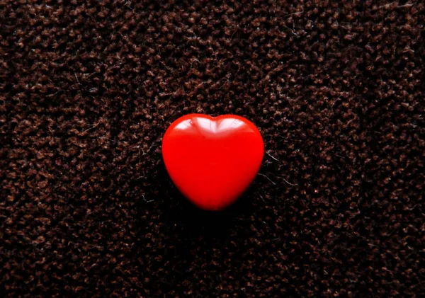 Red Heart Shaped Pin Midpoint Brown Textured Fabric — Stock Photo, Image
