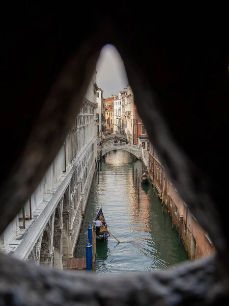 Plan Vertical Une Rivière Venise Montré Travers Trou Serrure Avec — Photo