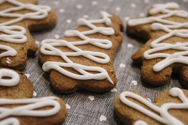 Een Close Shot Van Een Kerstboom Gember Koekjes Met Room — Stockfoto