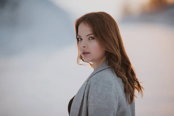 Nahaufnahme Einer Schönen Frau Mit Blonden Haaren Und Grauer Jacke — Stockfoto