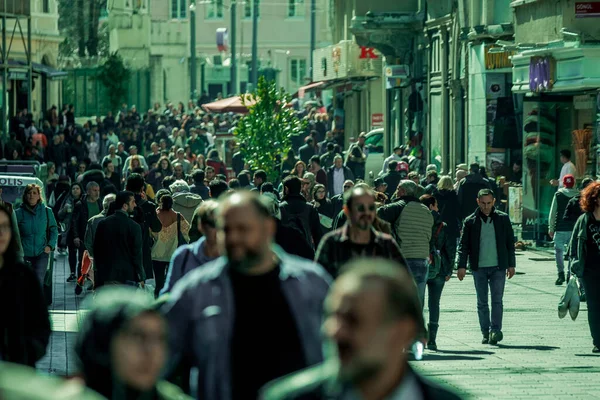 Istanbul Turkey Marca 2021 Ludzie Tłumu Spacerujący Ulicą Istiklal Taksim — Zdjęcie stockowe