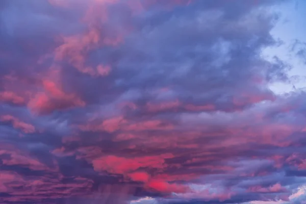 Gün Batımında Manzaralı Mor Fırtına Bulutları — Stok fotoğraf