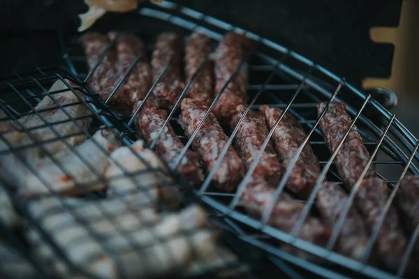 Primo Piano Ali Pollo Fresche Salsicce Una Griglia Barbecue — Foto Stock