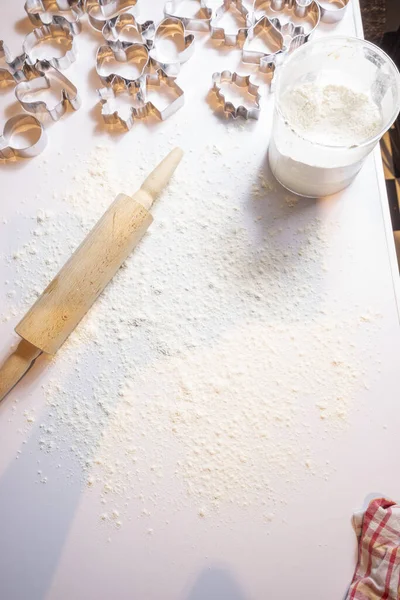 Överblick Närbild Bordet Täckt Med Mjöl Och Cookie Cutters Placeras — Stockfoto