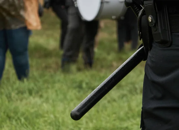 警棍穿着德国警察黑色制服裤子的枪套的警棍 — 图库照片