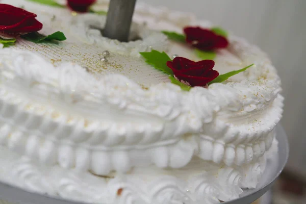 Крупним Планом Знімок Білого Торта Прикрашеного Квітами — стокове фото