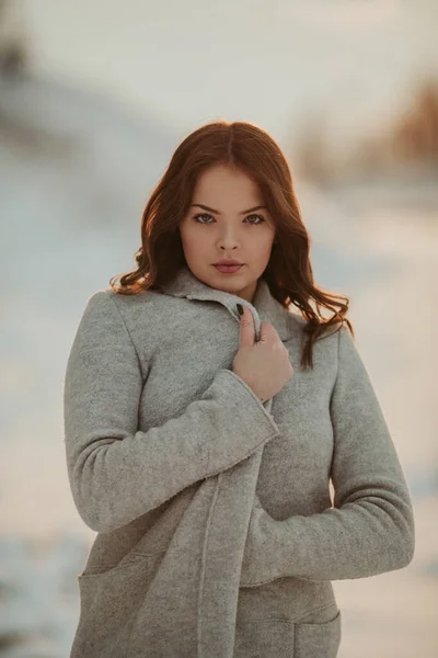 Eine Vertikale Aufnahme Einer Schönen Bosnischen Frau Mit Blonden Haaren — Stockfoto