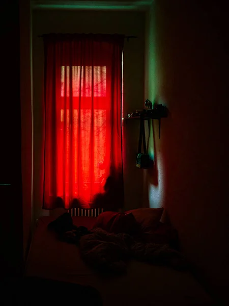 Vertikální Záběr Zblízka Okna Červeným Závěsem Místnosti — Stock fotografie
