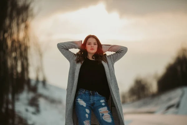 Uma Jovem Mulher Caucasiana Vestindo Casaco Cinza Posando Parque Inverno — Fotografia de Stock