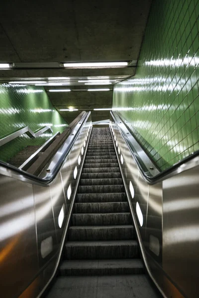Uma Imagem Vertical Uma Escada Rolante Vazia Numa Estação Metro — Fotografia de Stock