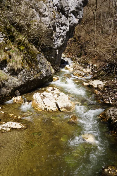 Ποτάμι Ρέει Μέσα Από Βράχια — Φωτογραφία Αρχείου