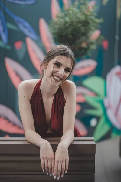 Uma Jovem Mulher Branca Atraente Vestindo Belo Vestido Vermelho Elegante — Fotografia de Stock