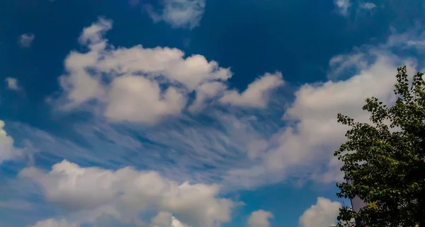 Tiro Ângulo Baixo Céu Nublado Durante Dia — Fotografia de Stock