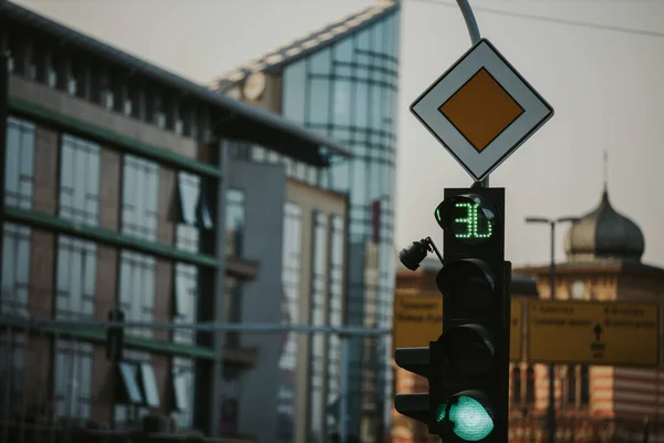 Крупный План Дорожного Знака Вершине Семафора Улице — стоковое фото