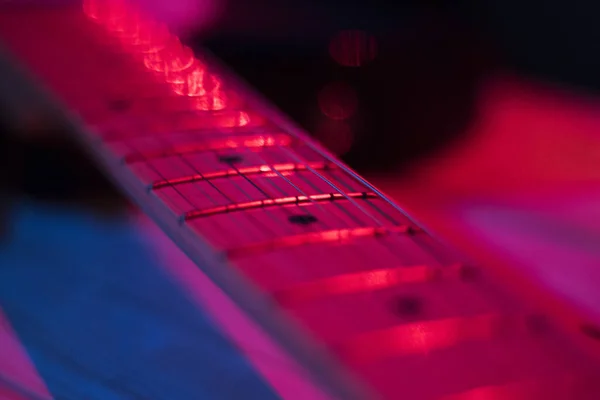 Foco Seletivo Pescoço Uma Guitarra Elétrica Sob Luzes Led Coloridas — Fotografia de Stock