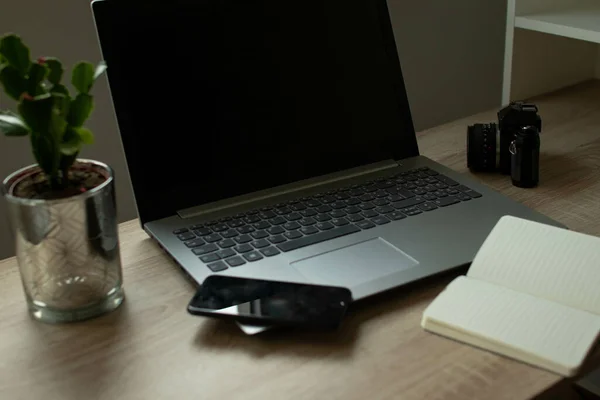 Laptop Otwarty Notatnik Komórka Roślina Stole Biurowym — Zdjęcie stockowe