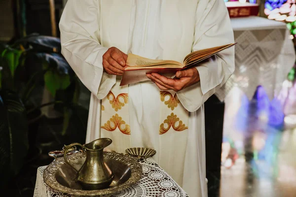 Sacerdote Rezando Iglesia —  Fotos de Stock