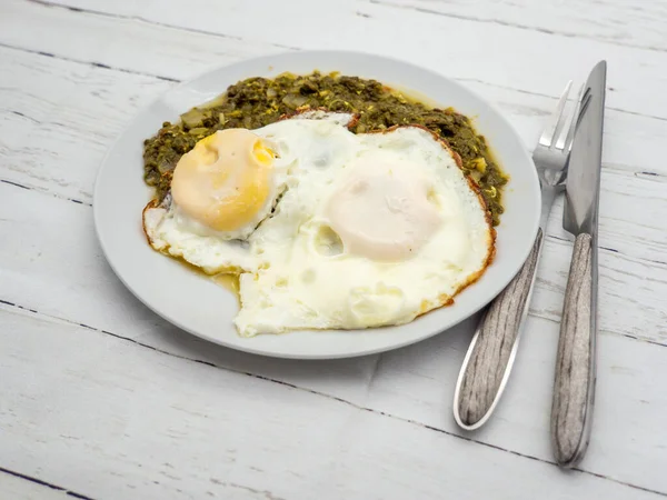 Över Soliga Ägg Med Sallad Tallriken — Stockfoto