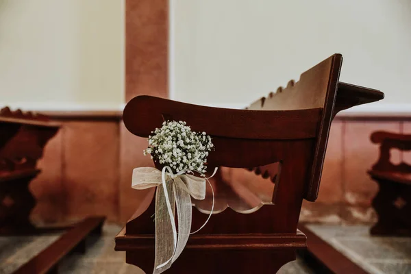 Een Bruiloft Decoratie Een Bankje Een Kerk — Stockfoto