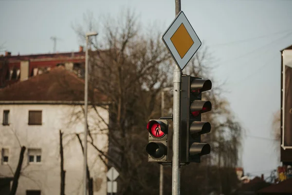 Płytkie Ujęcie Ostrości Świateł Czerwono Znak Głównej Drogi Słoneczny Dzień — Zdjęcie stockowe