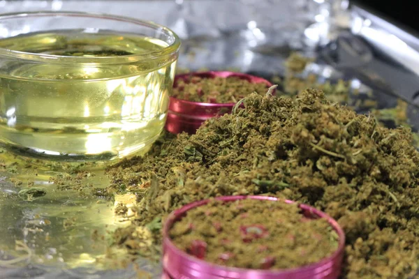 Een Close Van Plantaardige Olie Doordrenkt Met Gedecarboxyleerde Cannabis Bloemen — Stockfoto