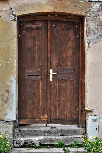 Eine Vertikale Aufnahme Einer Hölzernen Braunen Tür Eines Alten Gebäudes — Stockfoto