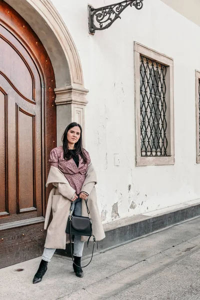 Stylová Mladá Brunetka Chorvatska Dívá Kamery Před Vchodem Budovy — Stock fotografie