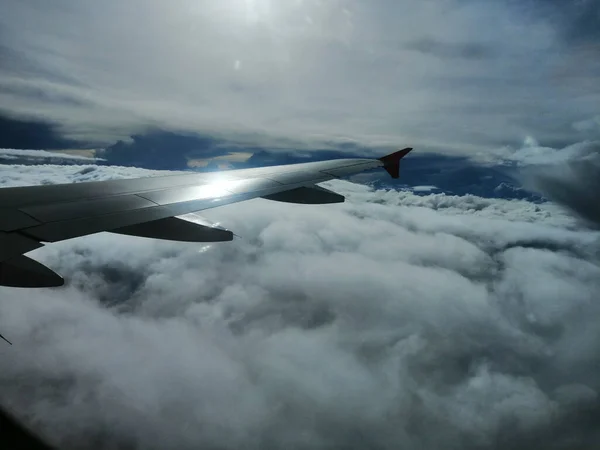 Pilvien Yllä Lentävän Lentokoneen Siipi — kuvapankkivalokuva