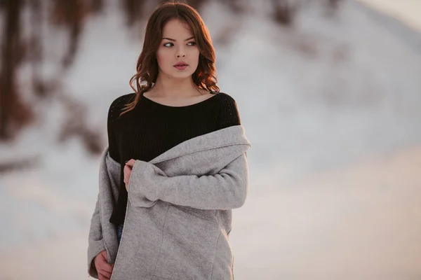 Bosnisk Vacker Kvinna Med Blont Hår Poserar Vinterskogen — Stockfoto