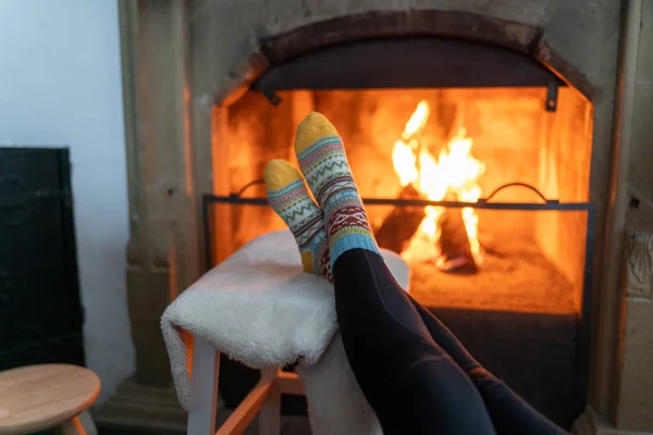 Benen Van Een Vrouw Wollen Sokken Verwarmen Bij Een Gezellige — Stockfoto