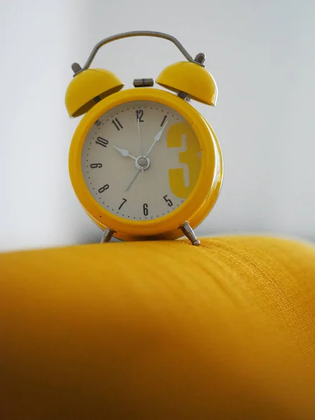 Tiro Vertical Despertador Amarelo Uma Almofada Amarela — Fotografia de Stock
