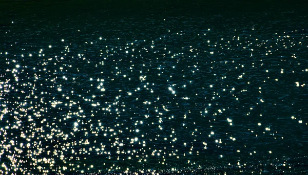 Het Oppervlak Van Sprankelend Donkerblauw Oceaanwater — Stockfoto