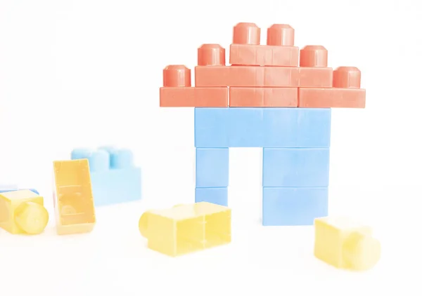 用彩色玩具砖在白色背景上建造隔离物体的特写镜头 — 图库照片
